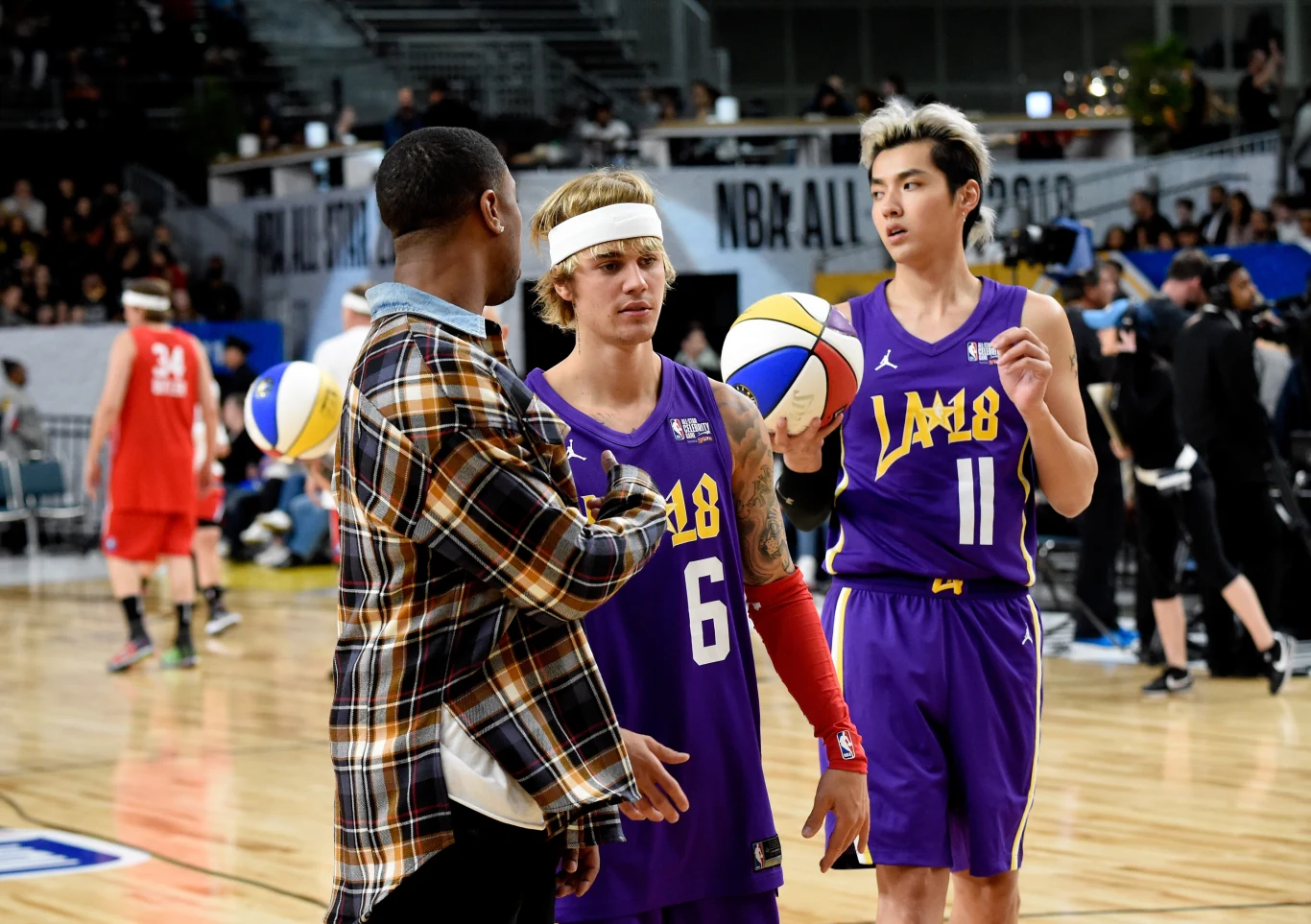 Kris Wu w towarzystwie Michaela B. Jordana i Justina Biebera