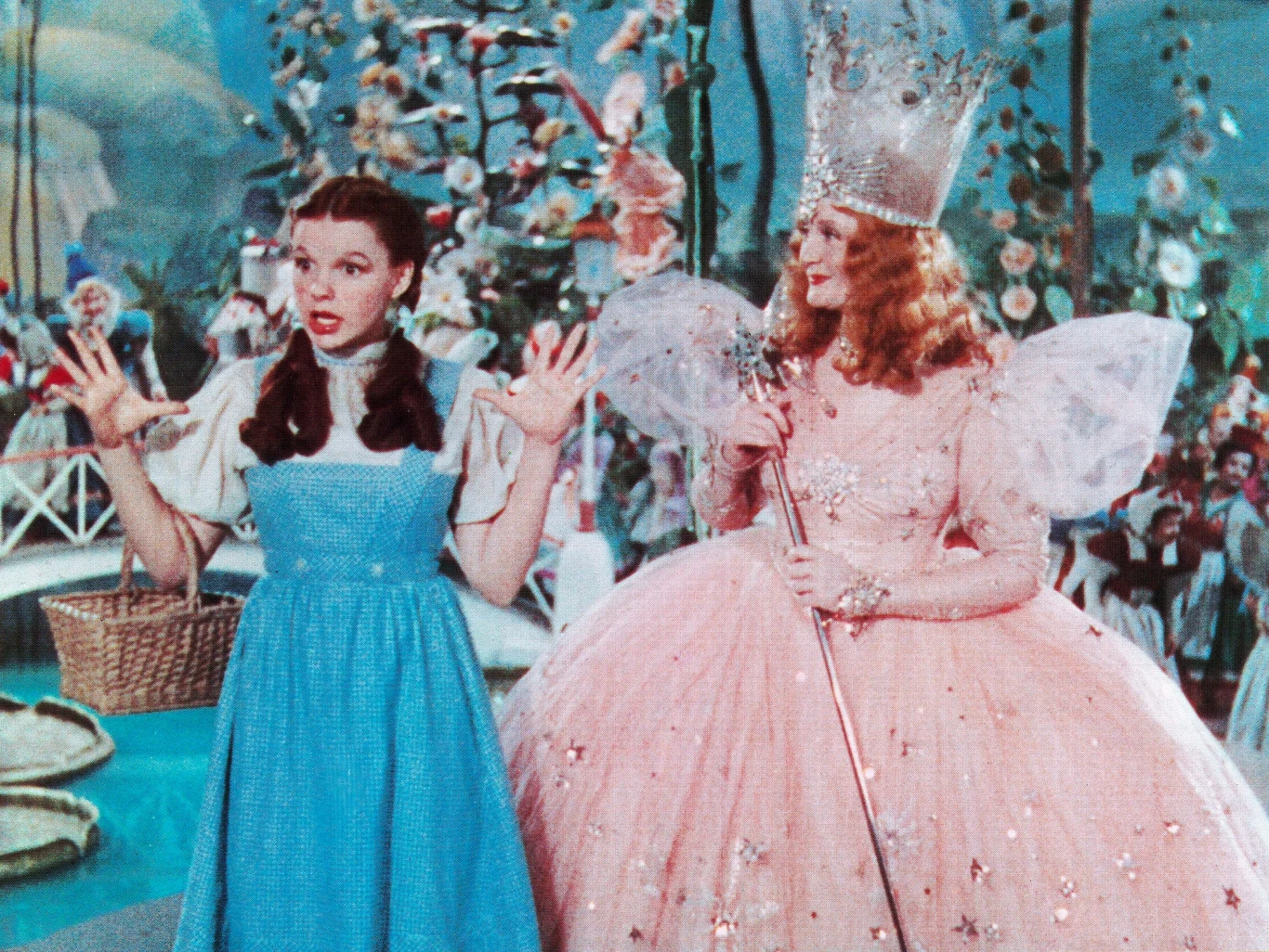 Judy Garland (L) w "Czarnoksiężniku z Oz"