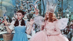 Judy Garland (L) w "Czarnoksiężniku z Oz"