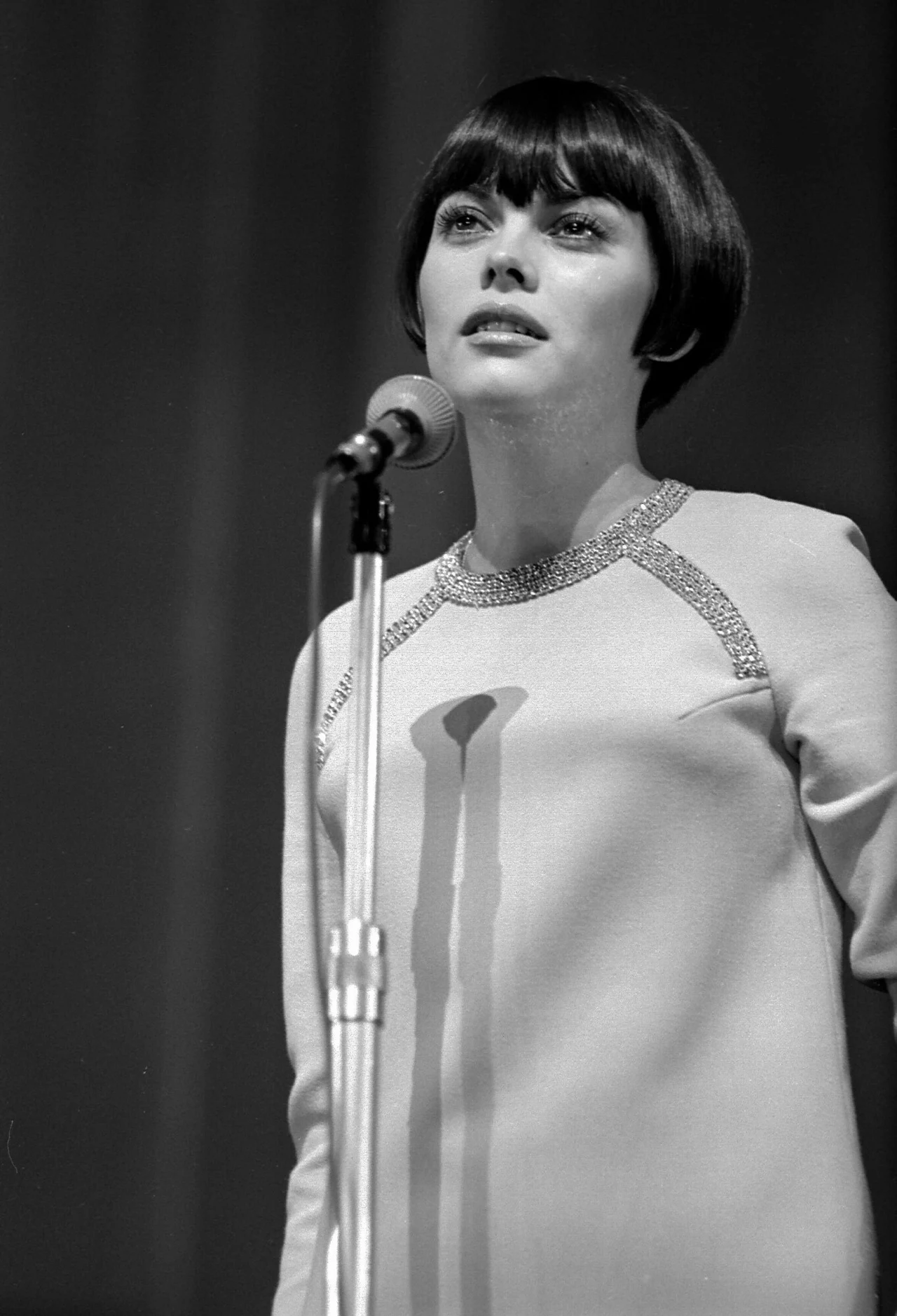 W wieku 14 lat porzuciła edukację i rozpoczęła pracę w fabryce kopert. Za zarobione pieniądze opłacała lekcje śpiewu. Szybko pojawiły się pierwsze sukcesy. Ówczesny mer Awinionu był pod wielkim wrażeniem jej talentu. Postanowił wesprzeć młodą mieszkankę swojego miasta. Zgłosił ją do popularnego konkursu telewizyjnego "Tele Dimanche - Jeu de la Chance", w którym zwycięzcę wybierali widzowie. Dotarła do finału. Odbył się on 21 listopada 1965 roku. Mireille zaśpiewała kilka piosenek z repertuaru ukochanej Édith Piaf.