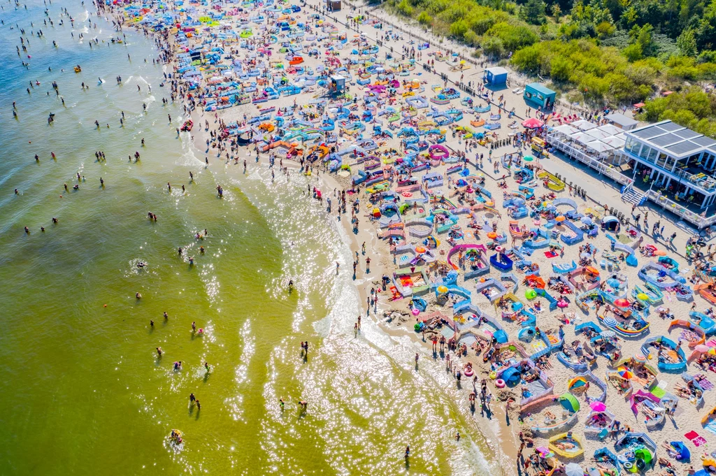 W całym Władysławowie na plażach, które najczęściej odwiedzają turyści, pojawiły się tablice informujące o zakazie puszczania w niebo lampionów