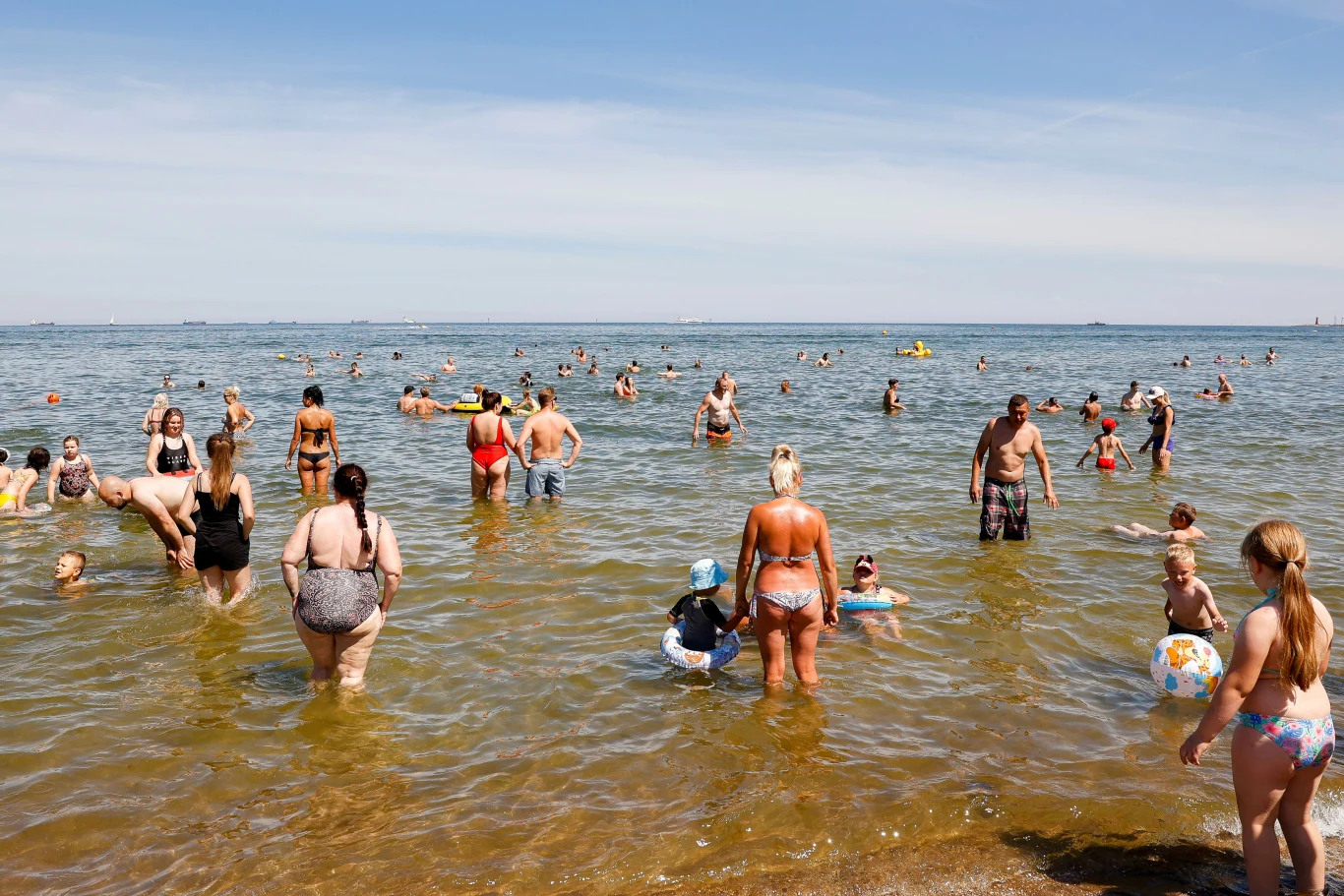 Zwyczaj puszczania "lampionów szczęścia" nad polskie morze dotarł z Azji