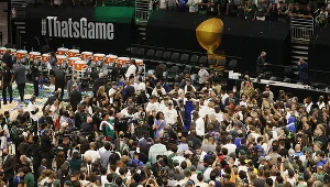 Kibice na finałowym meczu Milwaukee Bucks - Phoenix Suns.