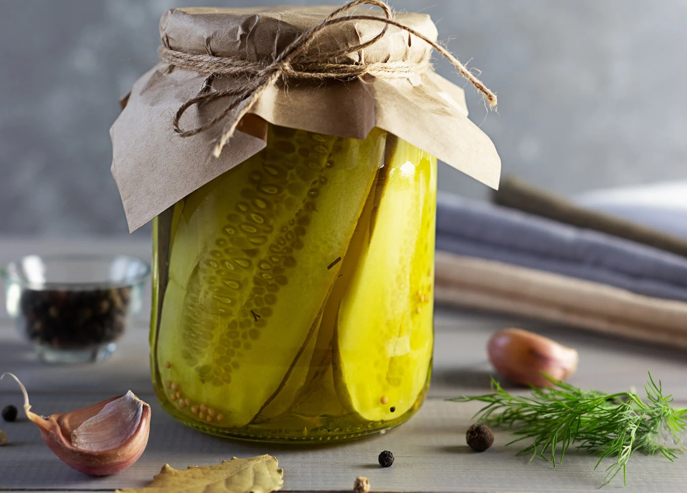 Ogórki można pokroić na cztery lub w paseczki. Będą smakować pysznie