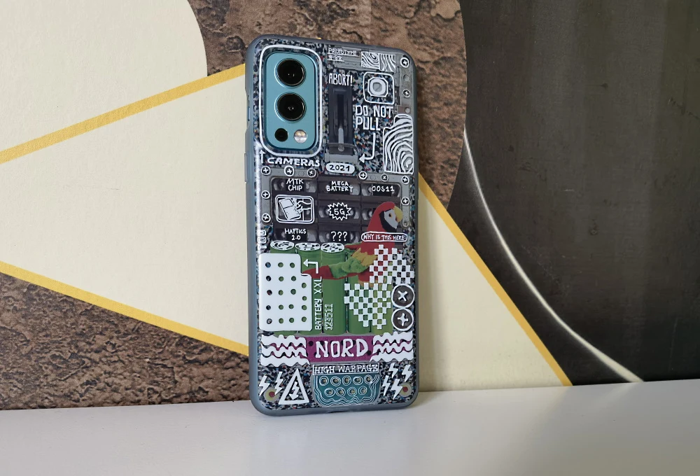 Nietypowa (oficjalna) obudowa częściowo omawiająca specyfikację OnePlus Nord 2 5G