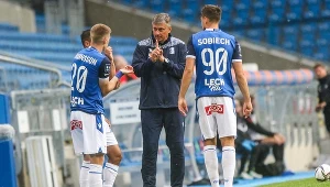 Trener Maciej Skorża w rozmowie z Aronem Johannssonem i Arturem Sobiechem z Lecha Poznań