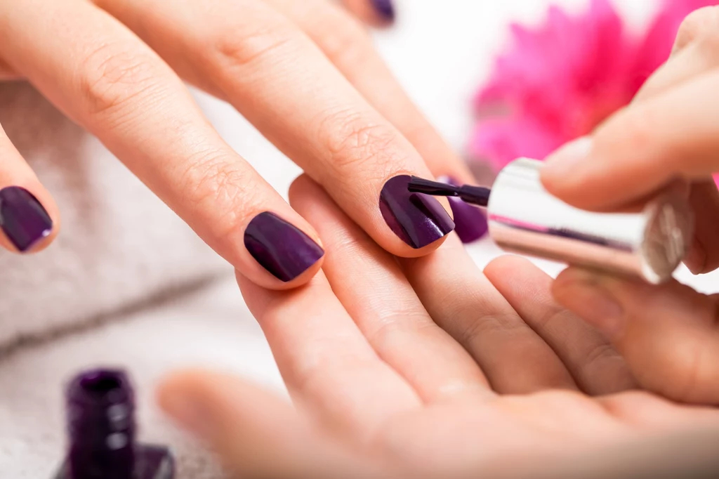 Wazelina kosmetyczna to produkt przydatny przy malowaniu paznokci