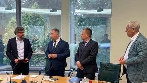 Na zdjęciu (od lewej): Piotr Woźny, prezes ZE PAK; Jacek Bogusławski, członek Zarządu Województwa Wielkopolskiego oraz Przewodniczący Wielkopolskiej Platformy Wodorowej; prezydent Konina Piotr Korytkowski oraz Zygmunt Solorz, przewodniczący Rady Nadzorczej ZE PAK.