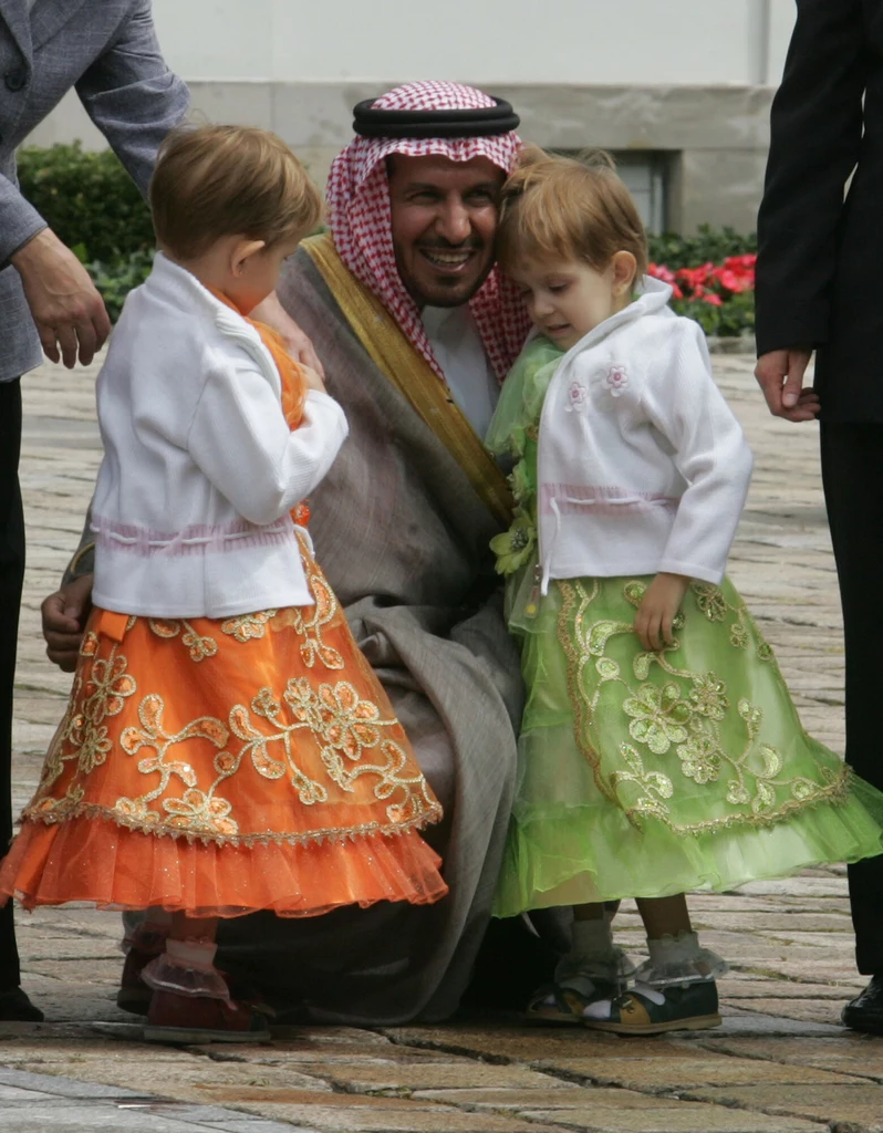 Dziewczynki nawiązały szczególną więź nie tylko z królem Arabii Saudyjskiej, ale także z lekarzem, który je rozdzielił