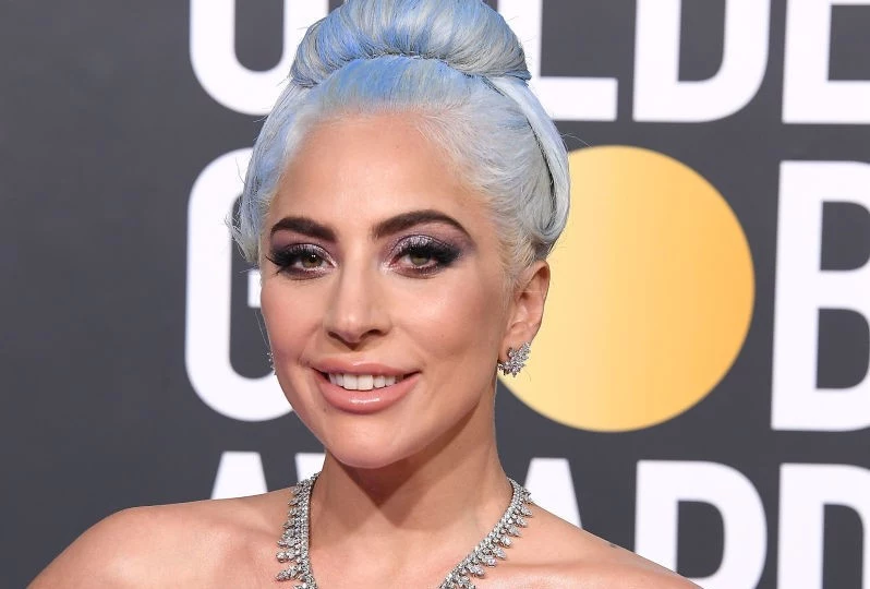 Lady Gaga na gali Złotych Globów w 2019 roku zaprezentowała się w niebieskich włosach