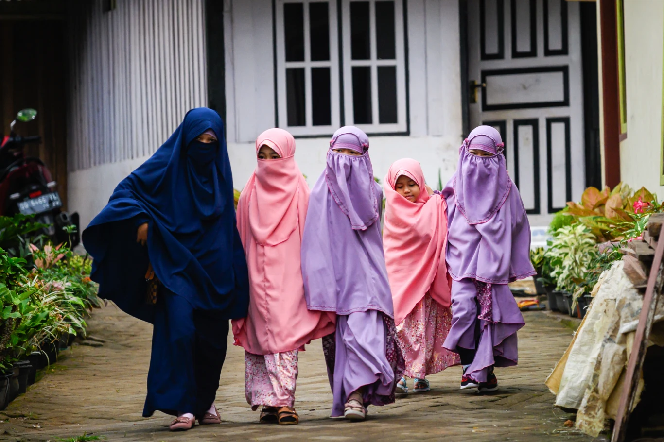 Nikab jest strojem, który zakrywa niemal całą powierzchnię ciała kobiety Nikab jest strojem, który zakrywa niemal całą powierzchnię ciała kobiety