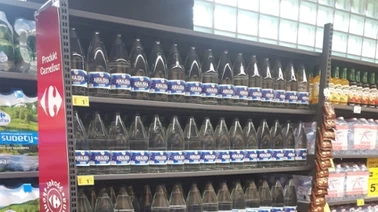 Woda w butelkach zwrotnych w sklepach Carrefour