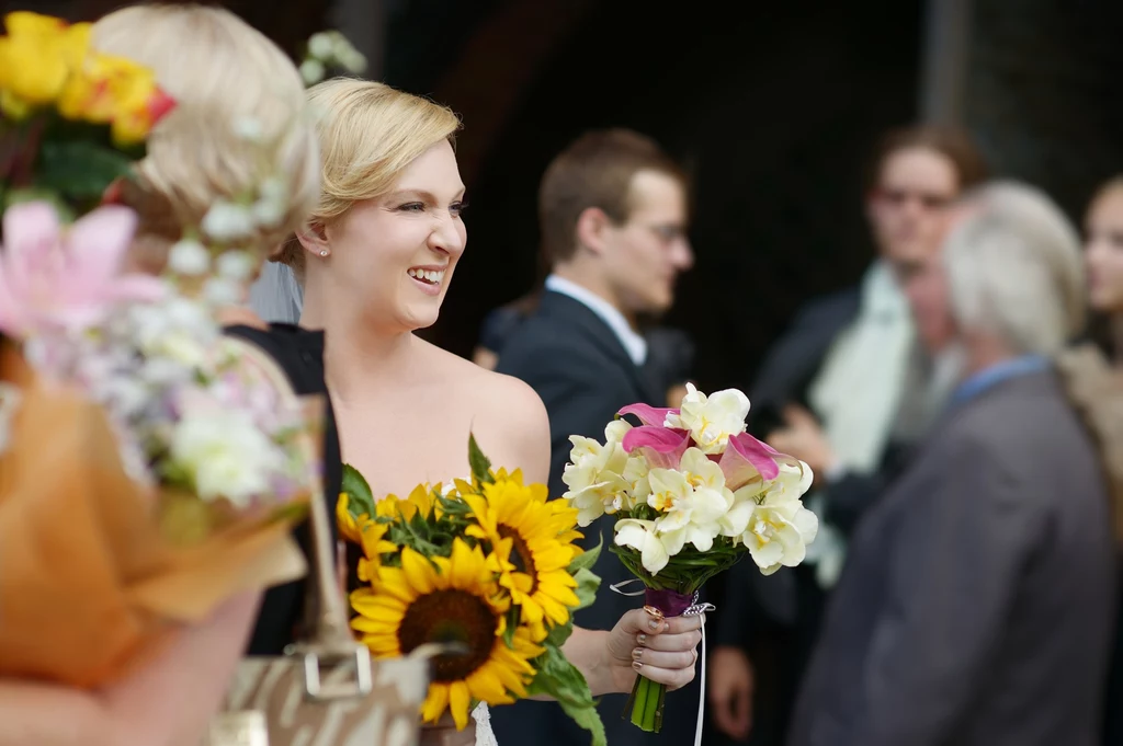 Świadkowie pełnią wiele ważnych ról w trakcie ślubu i wesela