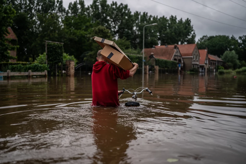 Mieszkaniec miasteczka Geulle w Holandii podczas niedawnej powodzi.