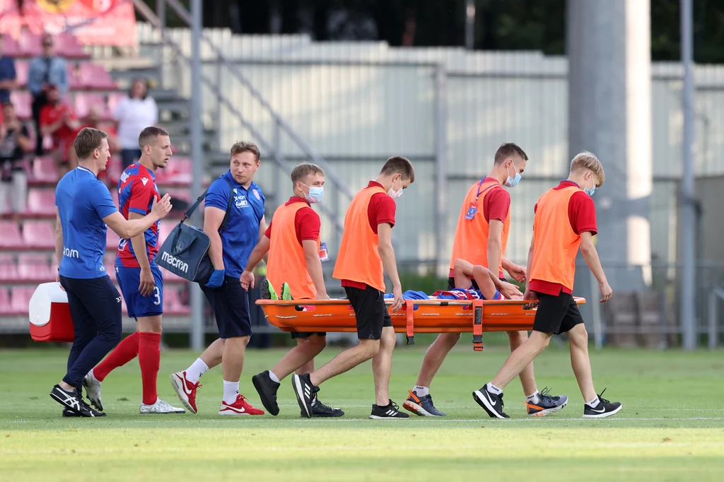 Ben Lederman musiał zostać zniesiony z boiska na noszach Ben Lederman musiał zostać zniesiony z boiska na noszach