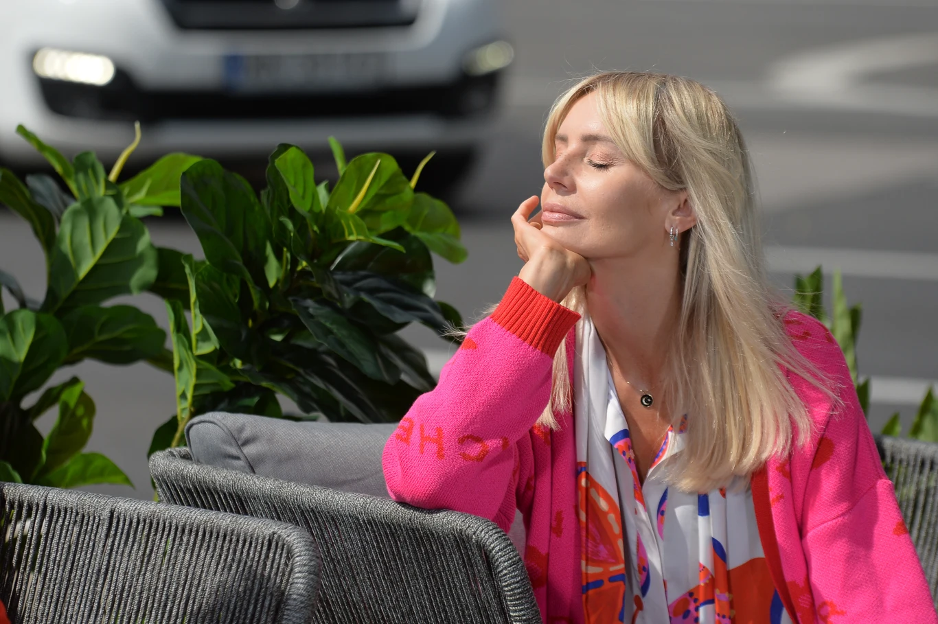 Agnieszka Woźniak-Starak pokochała kolorowe stylizacje, które dodają jej blasku 