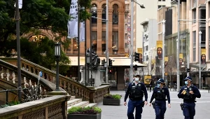 Patrol policji w opustoszałej dzielnicy biznesowej w Sydney