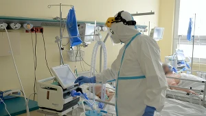 Pracownik medyczny na oddziale covidowym 