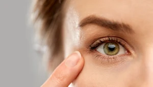 Nie bagatelizuj "skaczącej powieki" - to może być objaw poważnego schorzenia