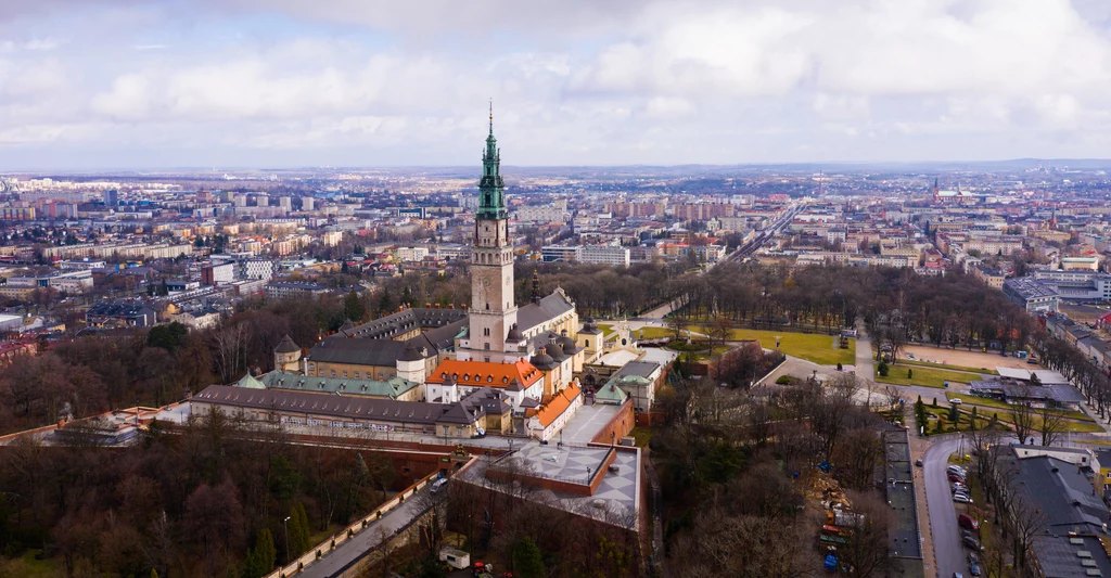 Okazałe sanktuarium maryjne góruje nad całym miastem