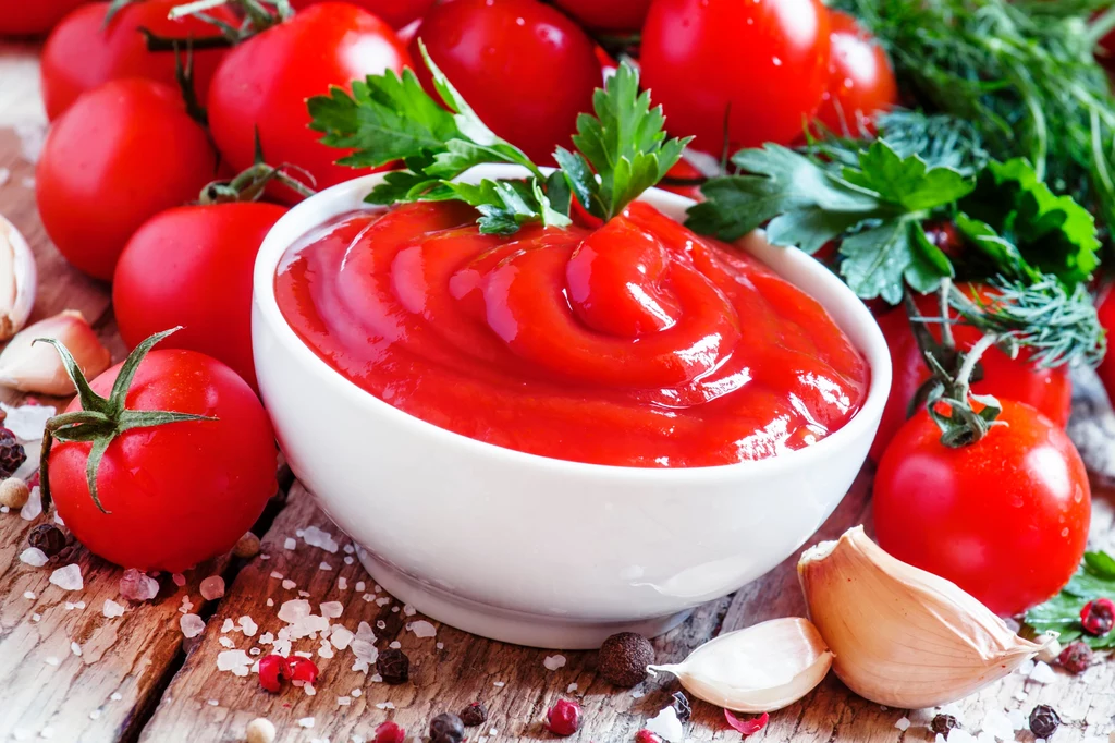 Do przygotowania sałatki można wykorzystać własnoręcznie zrobiony przecier, produkt kupiony w sklepie lub koncentrat pomidorowy
