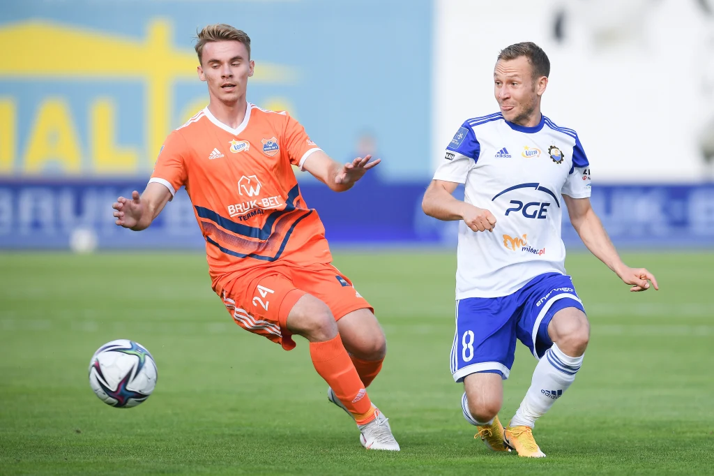 Pierwszą bramkę sezonu 2021/22 zdobył 19-letni Ernest Terpiłowski (z lewej). Pierwszą bramkę sezonu 2021/22 zdobył 19-letni Ernest Terpiłowski (z lewej).