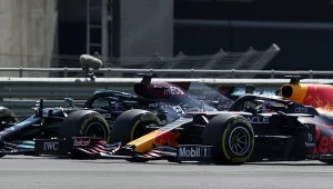 Max Verstappen (z prawej) w walce o pozycję z Lewisem Hamiltonem