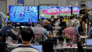 Dziennikarze w biurze prasowym w Tokio