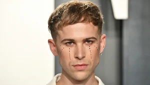 Tommy Dorfman na oscarowej imprezie Vanity Fair Oscar Party 2020