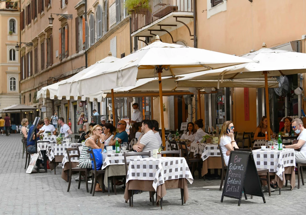 Niezaszczepionym pozostaną "ogródki" restauracyjne Niezaszczepionym pozostaną "ogródki" restauracyjne