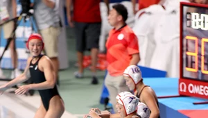 Zespół Japonii wskakuje do wody na mecz piłki wodnej z USA. Tokio 2020