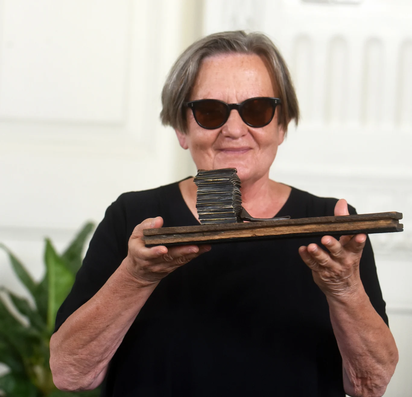 Agnieszka Holland pozuje ze statuetką Agnieszka Holland pozuje ze statuetką