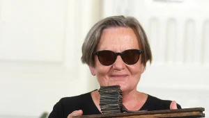 Agnieszka Holland pozuje ze statuetką