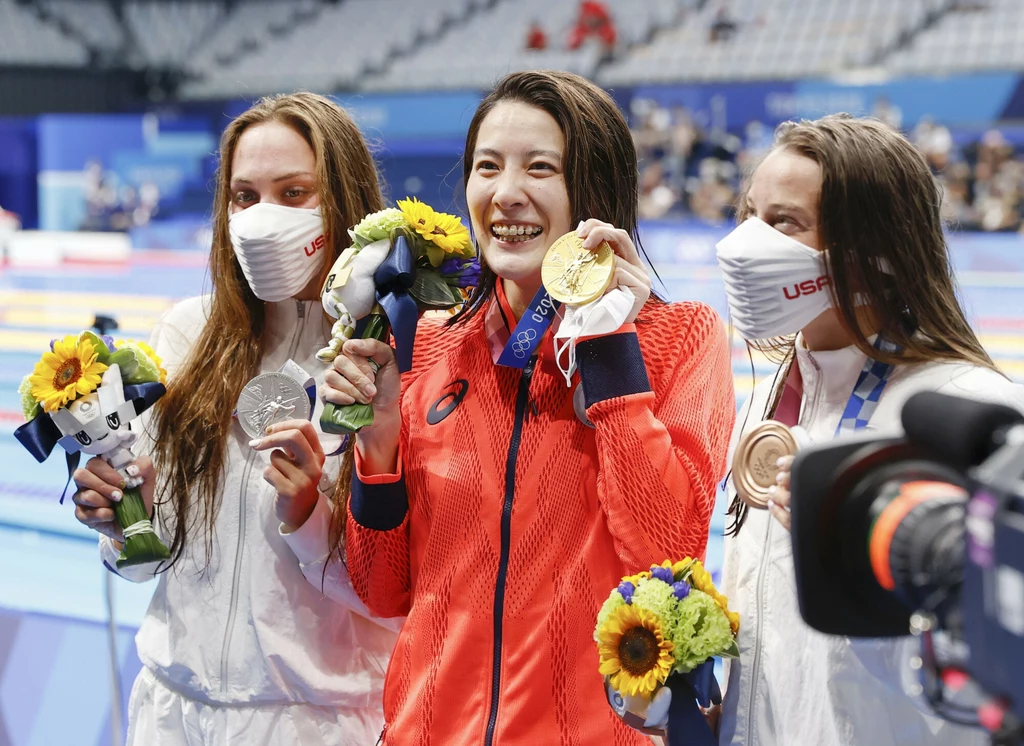 Dekoracja medalowa pływaczek na igrzyskach olimpijskich w Tokio Dekoracja medalowa pływaczek na igrzyskach olimpijskich w Tokio