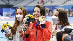 Dekoracja medalowa pływaczek na igrzyskach olimpijskich w Tokio