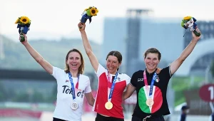 Anna Kiesenhofer (w środku)