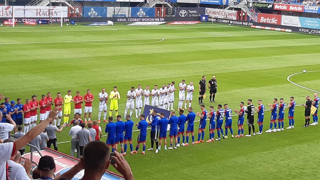 Gerard Badia schodzi w szpalerze z boiska przed meczem Piasta z Rakowem po przekazaniu kapitańskiej opaski Jakubowi Czerwińskiemu Gerard Badia schodzi w szpalerze z boiska przed meczem Piasta z Rakowem po przekazaniu kapitańskiej opaski Jakubowi Czerwińskiemu