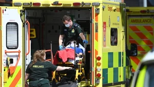 Karetka przed Royal London Hospital w Londynie