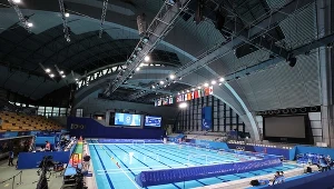 basen, na którym rywalizują zawodnicy piłki wodnej