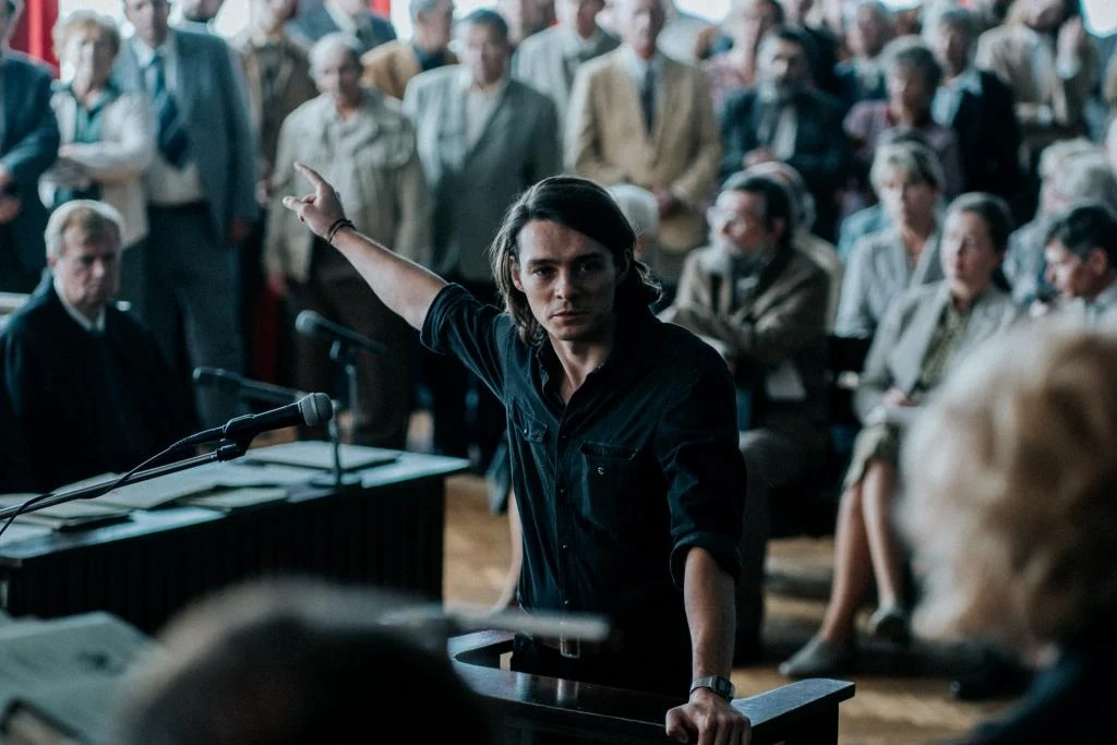 Tomasz Ziętek w scenie z filmu "Żeby nie było śladów"