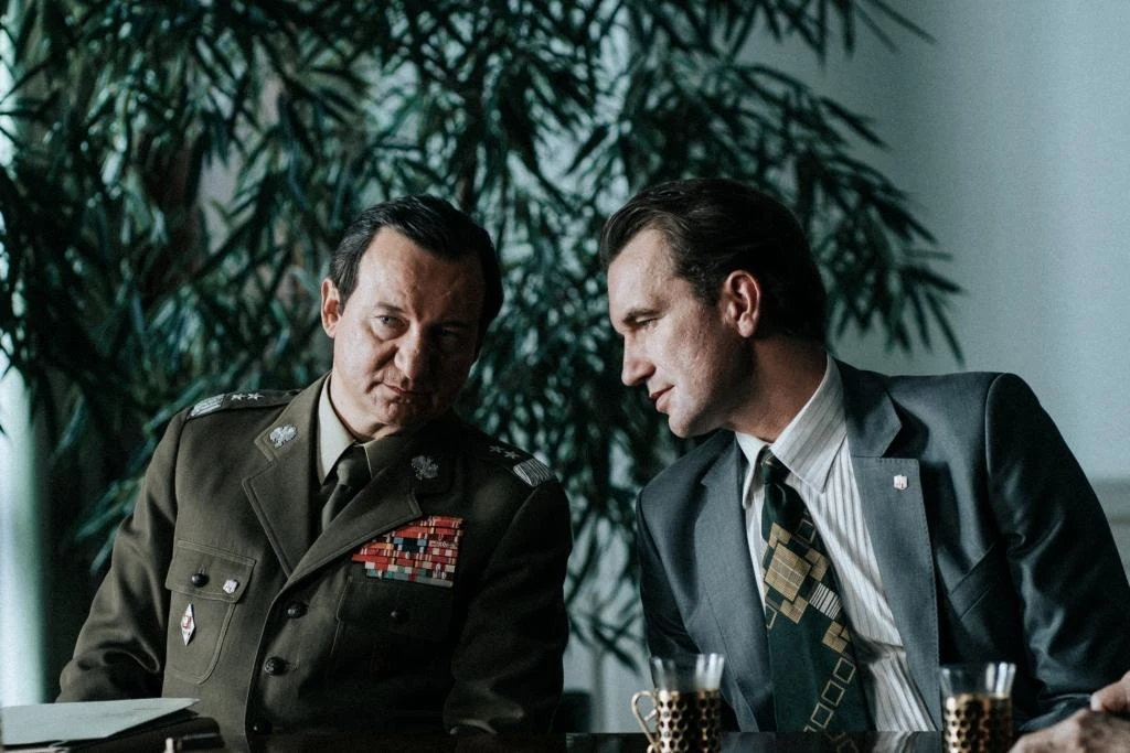 Robert Więckiewicz i Tomasz Kot w scenie z filmu "Żeby nie było śladów"