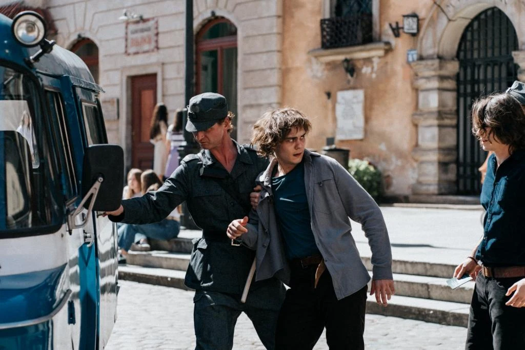 Mateusz Górski w scenie z filmu "Żeby nie było śladów"