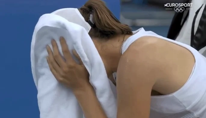 Iga Świątek po przegranym meczu z Paulą Badosą / https://twitter.com/tennis_gifs
