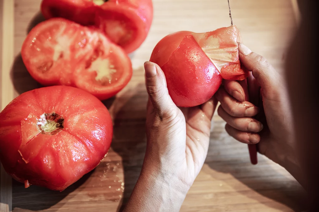 Dzięki blanszowaniu obieranie pomidora jest łatwe i szybkie 