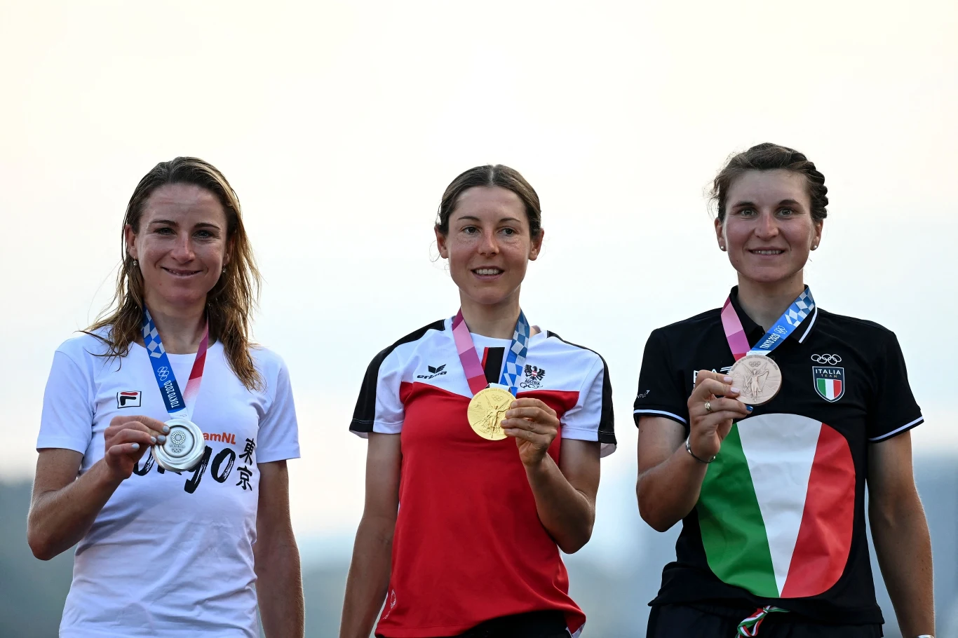 Srebrna medalistka Annemiek Van Vleuten, złota medalistka Anna Kiesenhofer i brązowa medalistka Elisa Longo Borghini