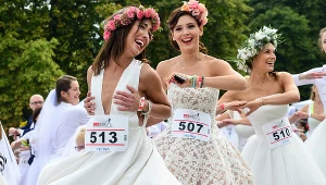 Klaudia Halejcio zaprezentuje się w Mrągowie w sukni ślubnej