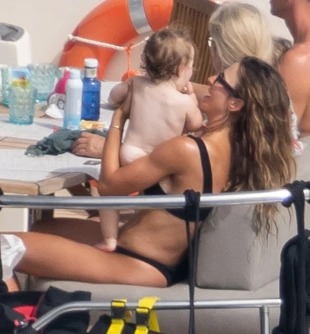 Anna Lewandowska z córeczką Anna Lewandowska z córeczką