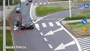 Pieszy na masce samochodu; policja apeluje o ostrożność