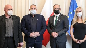 Minister wręczył odznaczenia pracownikom punktu szczepień; źródło: MZ