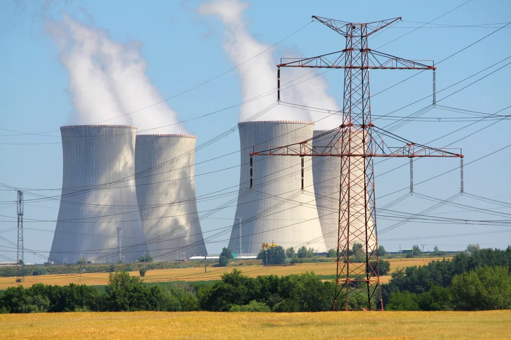 Elektrownia jądrowa gwarantuje stabilną produkcję energii niezależnie od warunków atmosferycznych.